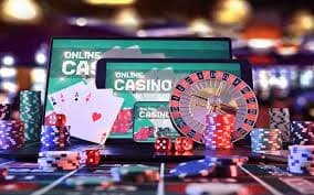 Pengguna membaca ketentuan bonus di ponsel